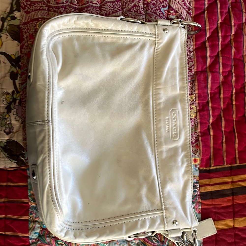 Beautiful medium size coach bag